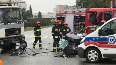 Poważny wypadek w Warszawie. Samochód zderzył się z dźwigiem