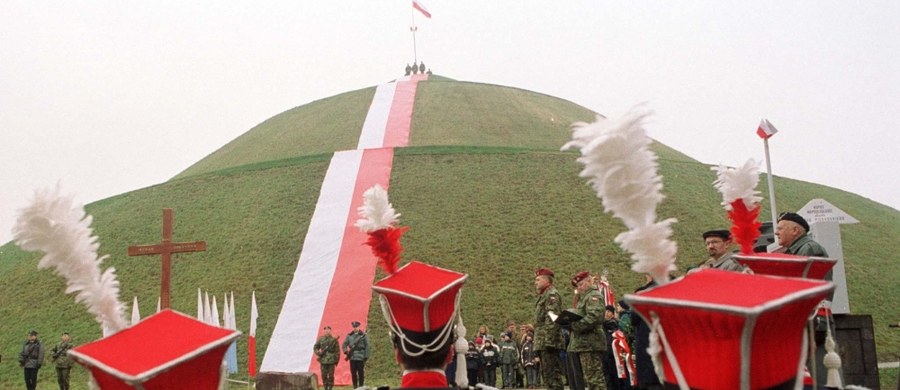 Z wielką radością przyjęliśmy w Komitecie Opieki nad Kopcem Józefa Piłsudskiego propozycję Ministerstwa Spraw Wewnętrznych i Administracji, aby jednym z 13 wizerunków graficznych, spośród których 6 mają wybrać internauci do projektowanego na 2018 rok nowego paszportu był kopiec Piłsudskiego na krakowskim Sowińcu zwany także Mogiłą Mogił, ponieważ złożono w nim ziemie z ponad 4,5 tysiąca pobojowisk i miejsc kaźni z całego świata, w których kolejne pokolenia Polaków przelewały krew za suwerenność Rzeczypospolitej.