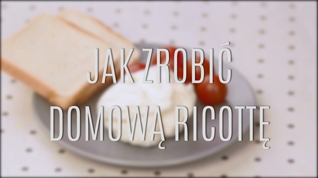 Ricotta to wyborny, miękki ser, który pochodzi z Włoch. Bez niego trudno sobie wyobrazić włoską kuchnię i mnóstwo przysmaków z wielu kuchni świata - idealnie nadaje się do przyrządzania ciast, deserów czy farszów i kluseczek. W sklepie może kosztować fortunę, a ricottę możecie przygotować samodzielnie w domu! Zobaczcie, jak zrobić domową ricottę - to dziecinnie proste!