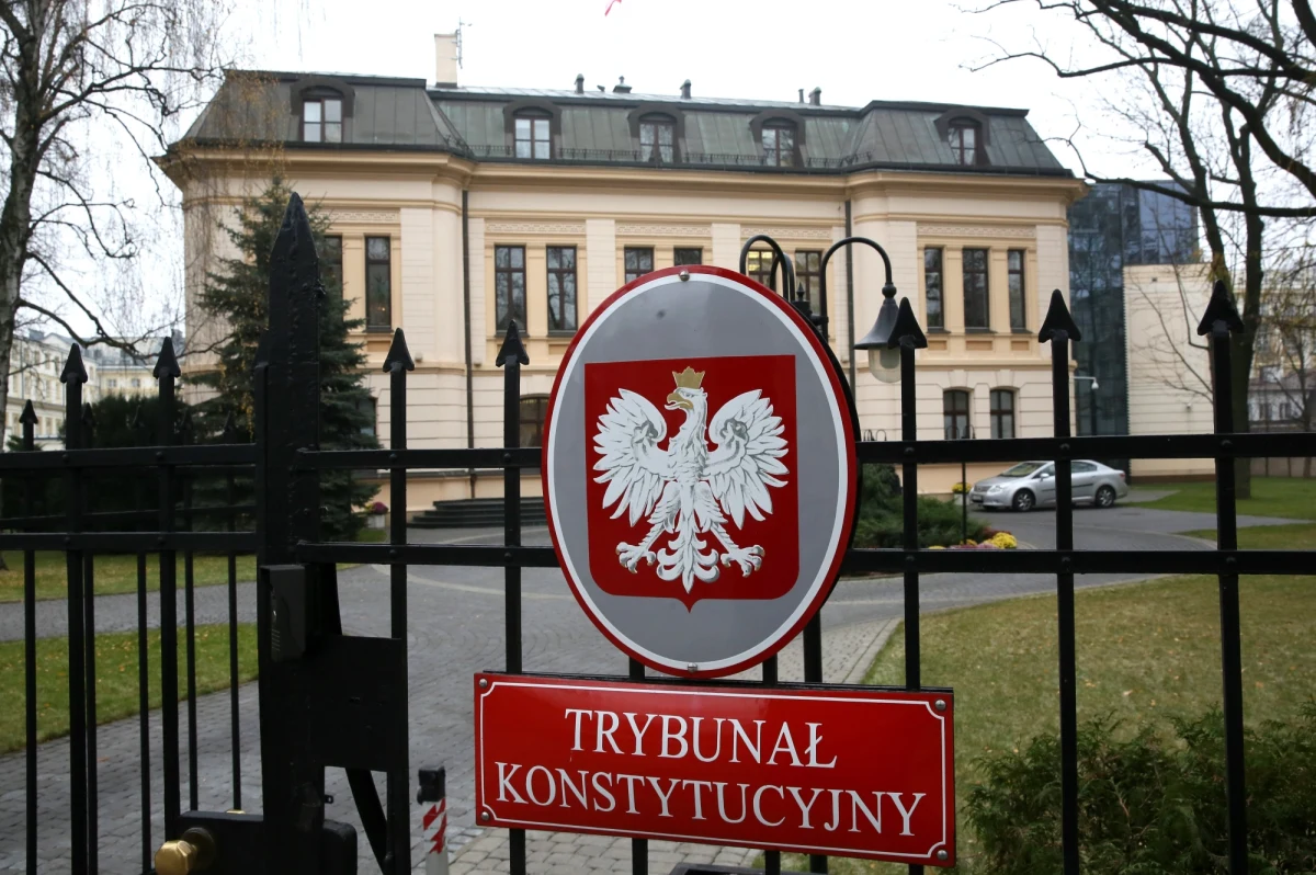 ​Justyn Piskorski kandydatem klubu PiS do Trybunału Konstytucyjnego w miejsce zmarłego sędziego Lecha Morawskiego - poinformowała rzeczniczka PiS Beata Mazurek. Pozostałe kluby nie zgłosiły swoich kandydatów. "Zarówno wykształcenie, jak i bogate doświadczenie zawodowe wskazuje, iż pan Justyn Piskorski jest dobrym kandydatem na sędziego Trybunału Konstytucyjnego" - głosi treść uzasadnienia decyzji o zgłoszeniu przez klub PiS jego kandydatury, które przekazała PAP Mazurek.