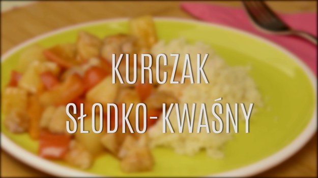 Kurczak w sosie słodko-kwaśnym to światowy hit, który przywędrował do nas z kuchni azjatyckiej - podawany z białym ryżem, jest popularnym daniem na Dalekim Wschodzie. To w gruncie rzeczy bardzo prosty sposób na sycący posiłek, który - choć łączy w sobie różne smaki - podbił podniebienia wielu! By przygotować samodzielnie kurczaka w sosie słodko-kwaśnym, wystarczy parę chwil - wbrew pozorom, przyrządza się je w kilkanaście minut. Poznajcie nasz przepis!