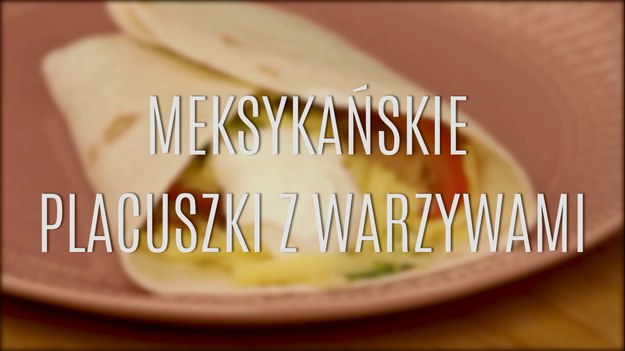 Kuchnia meksykańska to dania, które smakują wszystkim - są zwykle nie tylko proste w przygotowaniu, ale też wyjątkowo smaczne, choć w większości opiera się na tych samych składnikach. Mocne, wyraziste, zwykle pikantne przyprawy doskonale "podkręcają smak" dań - i tak jest w przypadku dania, na które przepis przygotowaliśmy dla was tym razem. Meksykańskie placuszki z warzywami to nic innego jak prosty, ekspresowy wręcz przepis na nadzienie do placków tortilla - będziecie zachwyceni bogactwem smaku, który na was będzie czekał na talerzu!