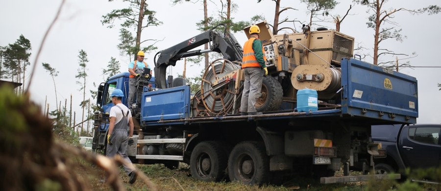 Projekt rozporządzenia upraszczającego odbudowę po nawałnicach został dziś przekazany do kancelarii pani premier Beaty Szydło - poinformował szef MSWiA Mariusz Błaszczak. Dodał, że rozmawiał w tej sprawie z premier i rozporządzenie zostanie wydane.