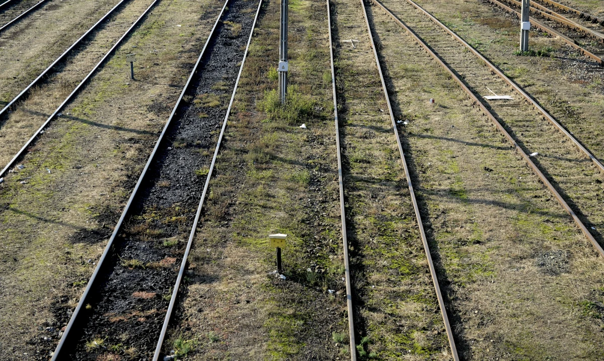 Betonowa płyta spadła na torowisko w okolicach Samborowa w Warmińsko-Mazurskiem. Fragment wiaduktu uszkodził pociąg relacji Bydgoszcz-Olsztyn. Na szczęście nikt nie ucierpiał. 