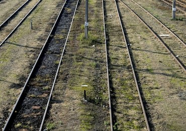 Warmińsko-Mazurskie: Fragment wiaduktu spadł na torowisko