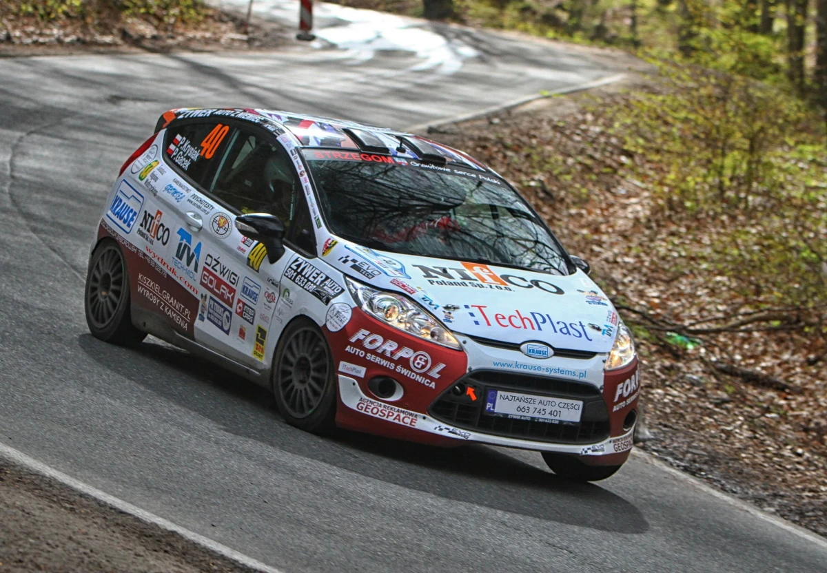 Niezwykle widowiskowo zapowiada się 51. Rajd Dolnośląski z bazą w Dusznikach-Zdroju (Zieleniec), który odbędzie się w dniach 8-9 września 2017r. Automobilklub Ziemi Kłodzkiej przygotowuje zawody w zupełnie nowej formule. Harmonogram zakłada 9 spektakularnych odcinków specjalnych. W planie jest m.in. nocny przejazd i po raz pierwszy wykorzystany do celów motorsportu obiekt Duszniki Arena, na którym odbywały się Otwarte Mistrzostwa Europy w Biathlonie. Na trasie pojawi się cała czołówka Inter Cars Rajdowych Samochodowych Mistrzostw Polski oraz motoryzacyjne perły z Motul Historycznych Rajdowych Samochodowych Mistrzostw Polski. 