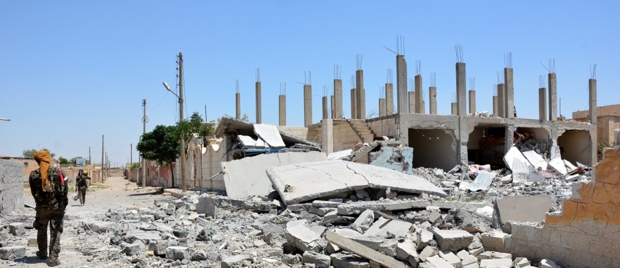 Koordynator z ramienia ONZ ds. pomocy humanitarnej dla obszarów oblężonych przez dżihadystów z Państwa Islamskiego w Syrii Jan Egeland nazwał "najgorszym miejscem dla ludności cywilnej" Ar-Rakkę, zwłaszcza nadal kontrolowane przez nich części miasta.