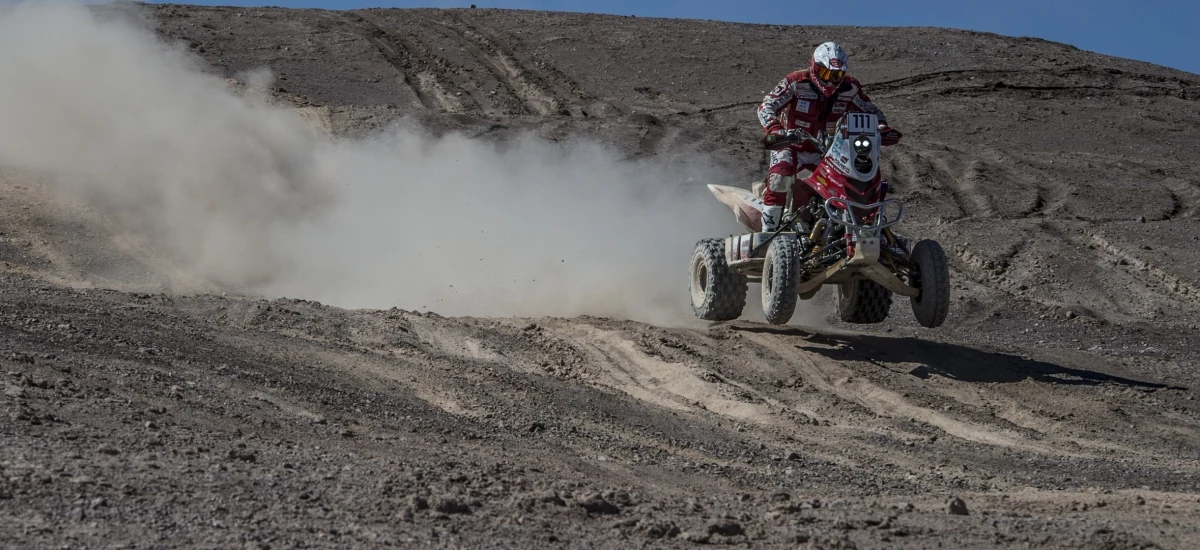 Na najdłuższym etapie Atacama Rally chilijscy kibice doczekali się tego, na co ostrzyli sobie zęby od kilku tygodni – pojedynku Rafała Sonika z Ignacio Casale. "Kolano nadal doskwierało, ale poczułem na starcie sportową złość i przycisnąłem. Poza Ignacio, który na swojej ziemi jest poza zasięgiem, wyprzedziłem wszystkich konkurentów z Pucharu Świata" – cieszył się krakowianin.