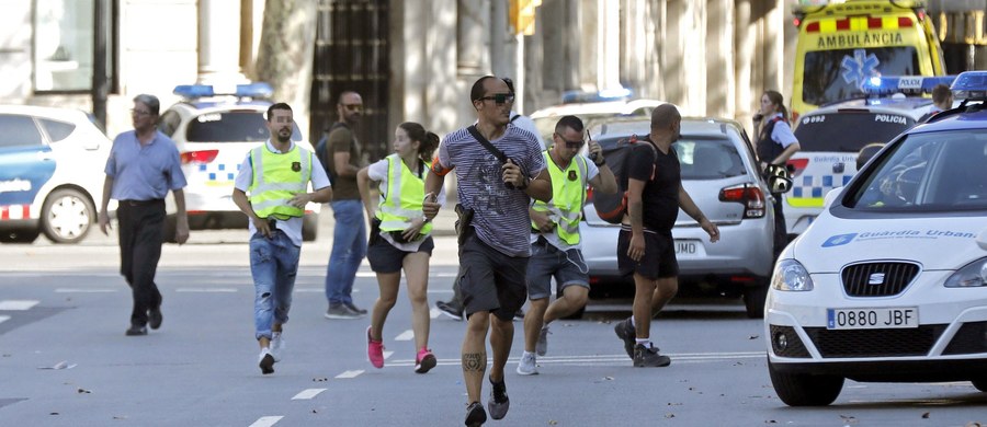 Jak to możliwe, że furgonetka przedostała się w rejon zatłoczonego deptaku w Barcelonie, dlaczego nie był on chroniony?- pyta włoska prasa po czwartkowym zamachu, w którym zginęło 13 osób. Podkreśla, że Europa nie może ugiąć się przed "prymitywną ideologią".