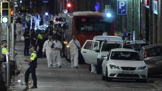 W piątek nad ranem doszło do drugiego już, po zamachu w Barcelonie, ataku terrorystycznego w Hiszpanii. Podobnie jak wcześniej, zamachowcy wjechali samochodem w grupę ludzi. Siedem osób, w tym policjant zostało rannych. Od kul policji zginęło pięciu napastników. W zamachu na ulicy La Rambla w pobliżu Placu Katalońskiego w Barcelonie zginęło 13 osób, a ponad 100 jest rannych – poinformowali przedstawiciele policji.