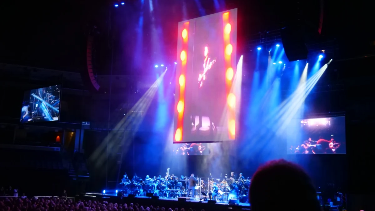 To był wyjątkowy koncert. Na scenie orkiestra symfoniczna grała na żywo kompozycje Króla, które ten „śpiewał” z ekranu. A wokół 10 tysięcy fanów! 16 sierpnia – w dniu rocznicy śmierci Elvisa Presleya – w Memphis obył się rocznicowy koncert. 