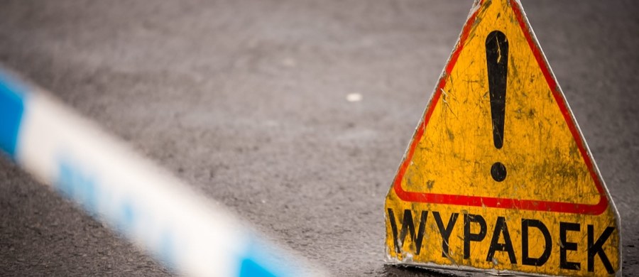 Tragiczny wypadek na autostradzie A2 w woj. lubuskim. Na  wysokości Lubrzy ciężarówka najechała na pojazd techniczny służby autostradowej. Zginął kierowca ciężarówki i jadąca z nim osoba.