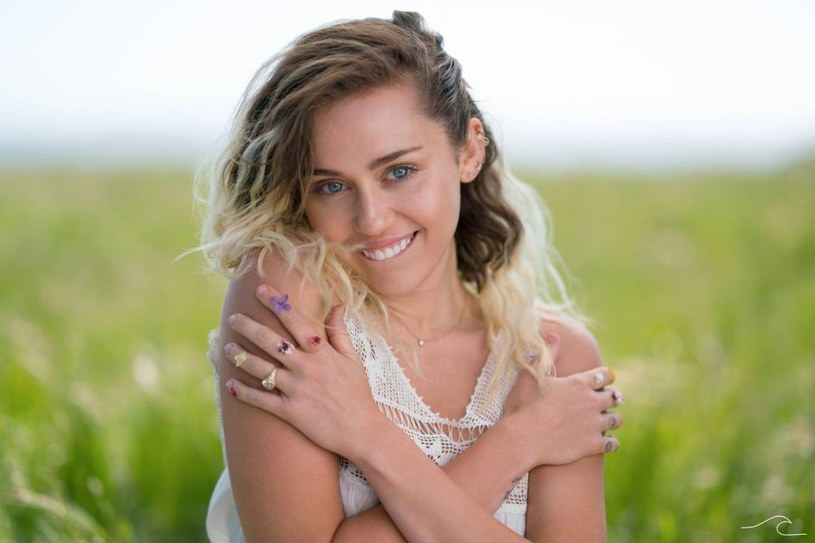 Jedna z najsłynniejszych młodych wokalistek świata, Miley Cyrus, udostępniła teledysk do najnowszego, napisanego przez siebie utworu “Younger Now". Singel zwiastuje jej płytę o tym samym tytule, która do sprzedaży trafi już 29 września.