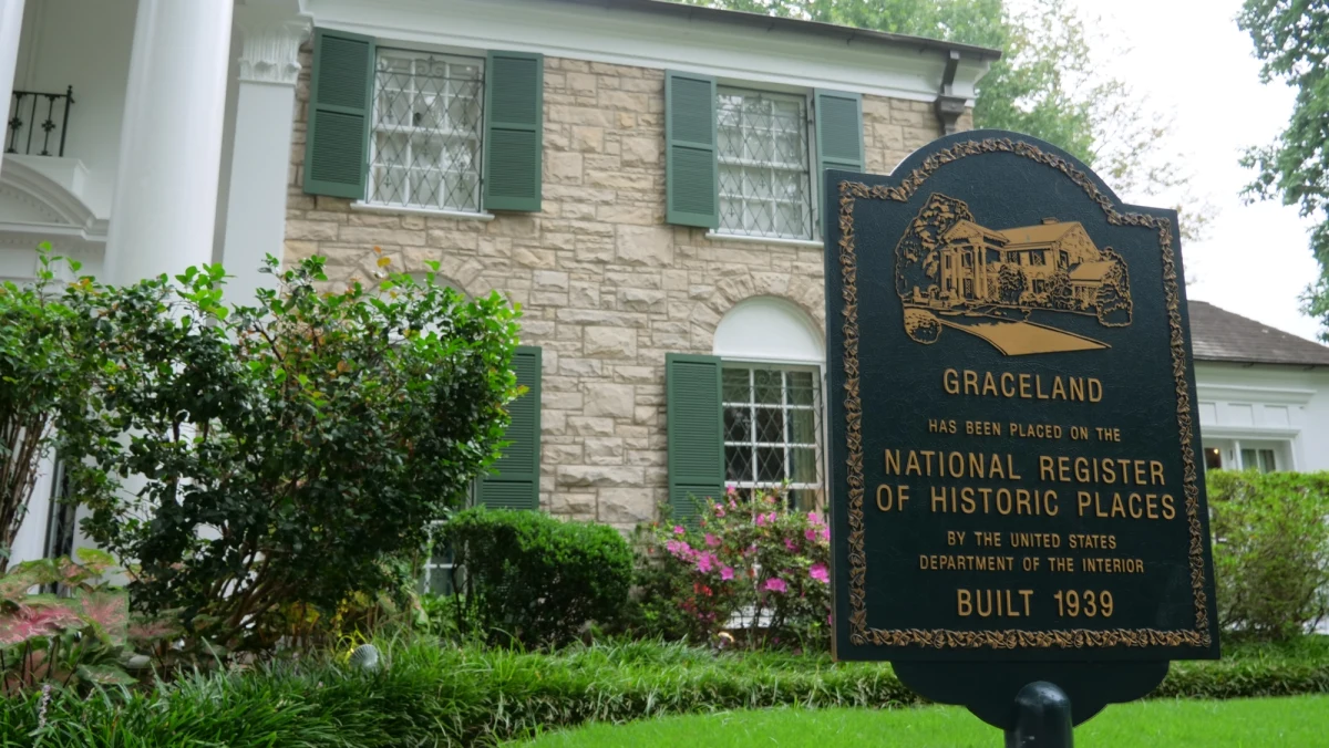 Graceland Mansion to dom, w którym Elvis Presley mieszkał przez 20 lat. To jeden z najsłynniejszych obiektów tego typu na świecie, przyciągający co roku rzesze fanów. Jak prezentuje się najsłynniejsza muzyczna atrakcja Memphis?