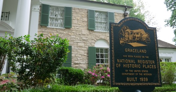 Graceland Mansion to dom, w którym Elvis Presley mieszkał przez 20 lat. To jeden z najsłynniejszych obiektów tego typu na świecie, przyciągający co roku rzesze fanów. Jak prezentuje się najsłynniejsza muzyczna atrakcja Memphis?