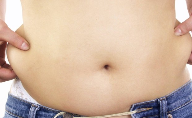 Coraz więcej osób zmaga się z otyłością. Dziś to choroba cywilizacyjna. Jak pozbyć się zbędnego tłuszczu? Przede wszystkim nie zapominajmy, że zabiegowa redukcja tkanki tłuszczowej powinna być połączona z odpowiednią dietą i aktywnością fizyczną.