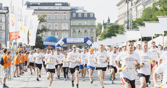 Tegoroczny charytatywny bieg biznesowy Kraków Business Run pomoże stanąć na nogi osiemnastu osobom. Do dwojga wcześniej ogłoszonych beneficjentów dołączyło sześć kolejnych osób potrzebujących protez oraz dziesięć, dla których zostanie sfinansowana rehabilitacja. Impreza pomoże też podopiecznym lokalnych organizacji - Unicorn oraz Zawsze Dla Ciebie.