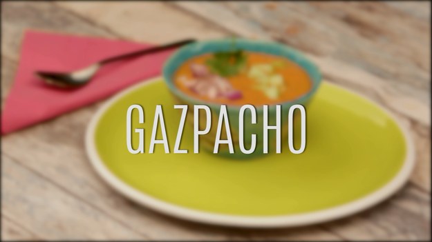 Gazpacho to tradycyjna andaluzyjska zupa, którą zna już cały świat! Prostota przygotowania - nie trzeba jej gotować, a także sposób podawania - na zimno - wszystko to sprawia, że jest wziętym daniem, które idealnie sprawdza się choćby podczas upałów. Nie można zapomnieć również o wyjątkowym smaku - to mocno pomidorowa, podawana zazwyczaj z innymi warzywami i rozmoczonym chlebem zupa, której smak na długo zostaje na podniebieniu! Zobaczcie nasz szybki przepis na gazpacho!