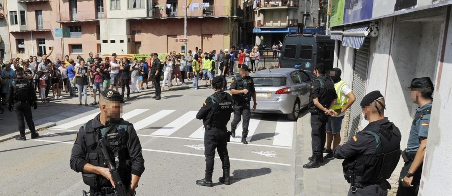 Katalońska policja poinformowała, że szuka czterech młodych mężczyzn, którzy mogli mieć związek z czwartkowymi zamachami w Barcelonie i Cambrils. Zginęło w nich 14 osób. Wśród poszukiwanych jest główny podejrzany, 17-letni Marokańczyk Mussa Ukabir. Rzecznik katalońskiej policji Josep Lluis Trapero powiedział, że śledczy nie ustalili jeszcze, czy osoba, która wjechała w tłum furgonetką na barcelońskiej promenadzie Las Ramblas, została później zastrzelona przez policjantkę w Cambrils, czy też wciąż się ukrywa.