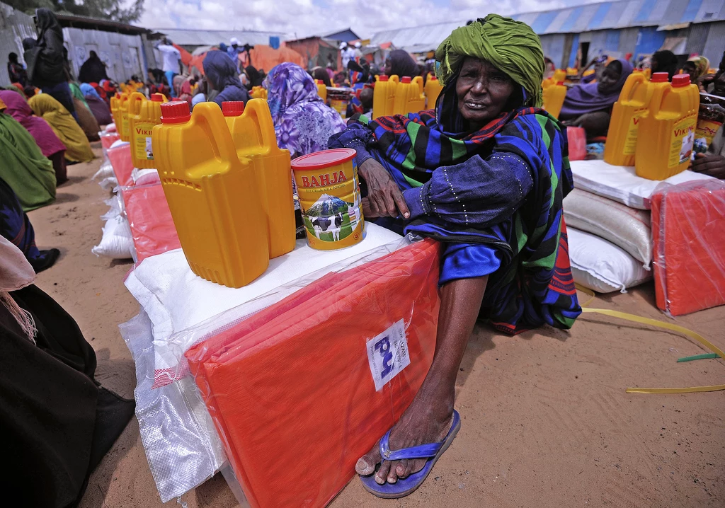 Mieszkanka Somalii czekająca na jedzenie i wodę w centrum pomocy w Mogadiszu 