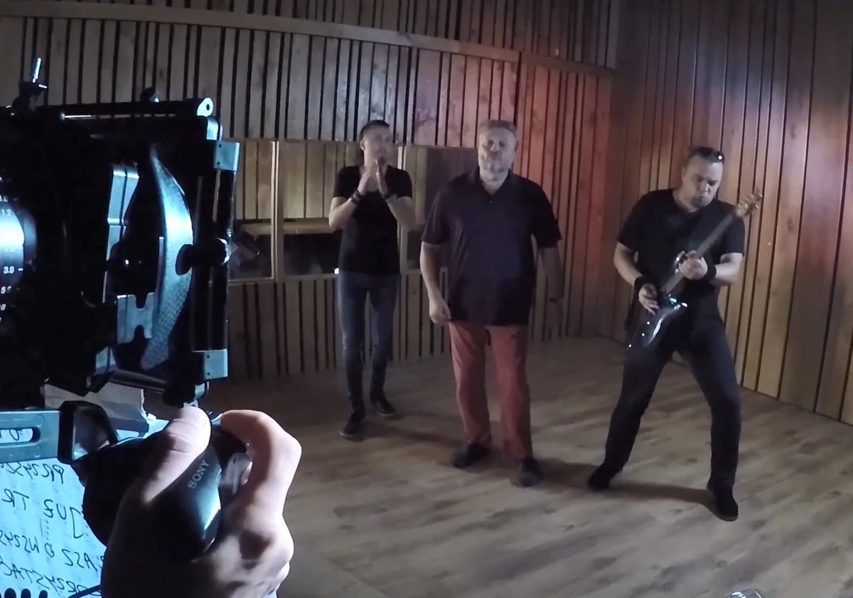 Co dzień grasz o wszystko/ Bijesz się o przyszłość/ Bo jutro już trwa/ Ciągle grasz o wszystko/ Musisz wykorzystać co tylko się da! - refren oficjalnego hymnu mistrzostw Europy w piłce siatkowej EUROVOLLEY 2017!  Za główny wokal odpowiada Piotr Cugowski, a wspiera go brat Wojciech i ojciec Krzysztof.