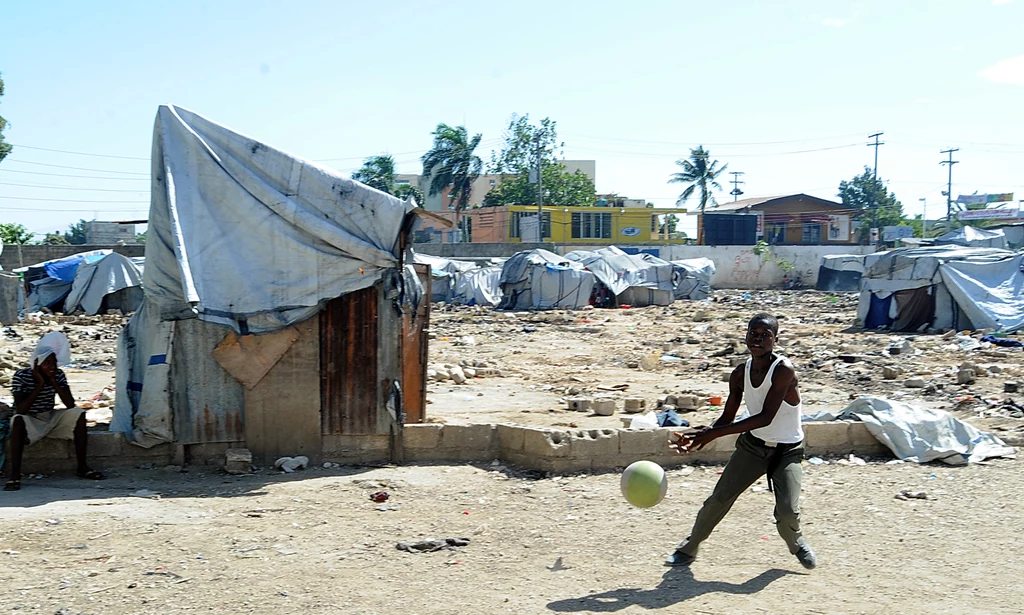 Ocaleni z trzęsienia ziemi na Haiti w 2010 roku wciąż mieszkają w namiotach