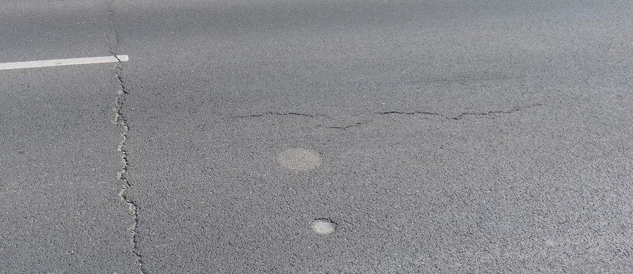 Skały niebezpieczne dla kierowców w Krakowie. Na południu miasta na ulicy Bobrzyńskiego zaczynają się pojawiać pagórki. To przez skały, które pęcznieją pod wpływem wody. Urzędnicy zlecili kolejne ekspertyzy, by dowiedzieć się, czy winny jest wykonawca, który nie przeprowadził badań, czy też problem leży gdzie indziej.