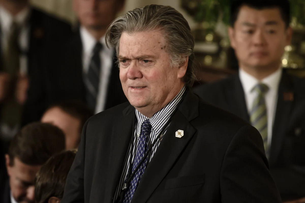 ​Strategiczny doradca prezydenta Donalda Trumpa Steve Bannon odchodzi ze stanowiska - poinformowała w piątek rzeczniczka Białego Domu Sarah Huckabee Sanders. Sanders dodała, że odejście Bannona z Białego Domu następuje w piątek "za obopólną zgodą" tego współautora sukcesu wyborczego Donalda Trumpa oraz nowego szefa kancelarii prezydenta Johna Kelly'ego. 