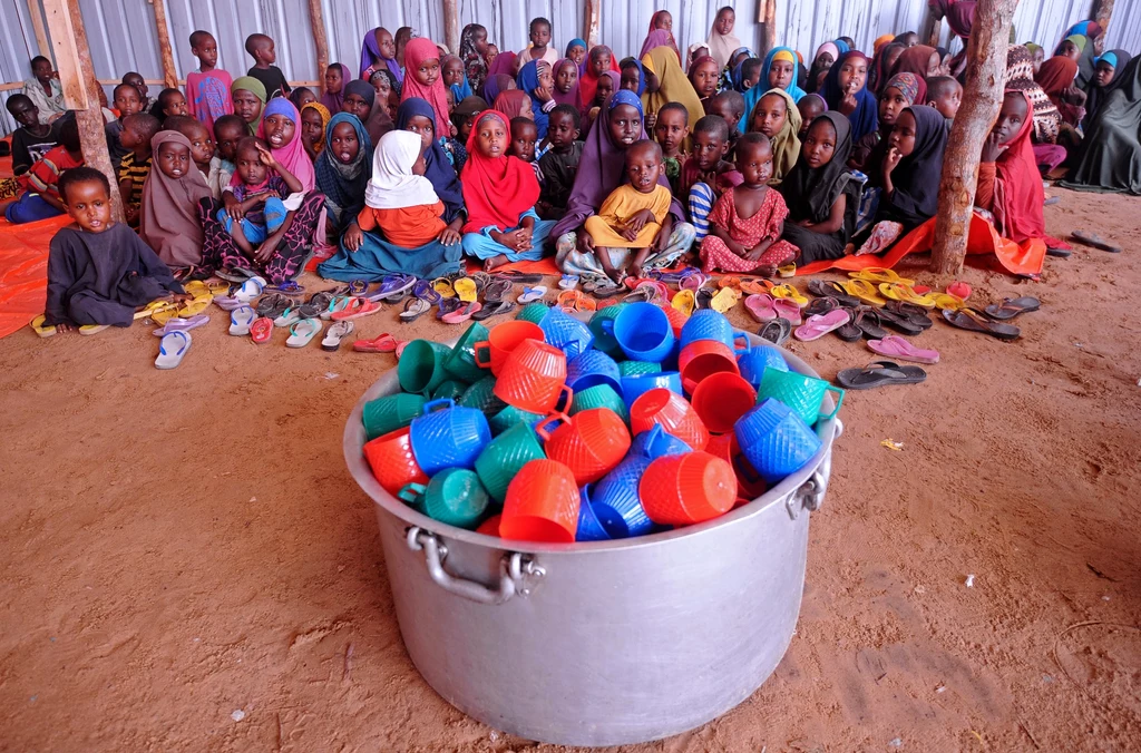 Somalijskie dzieci czekające na pomoc żywnościową w Mogadiszu