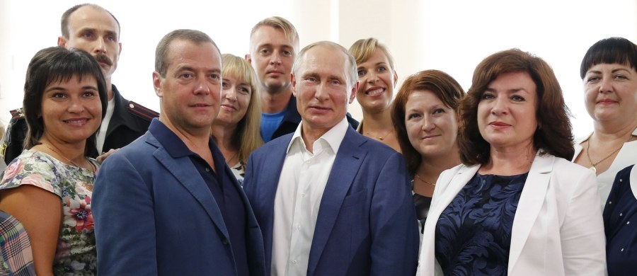 ​Ministerstwo Spraw Zagranicznych Ukrainy przekazało Moskwie notę protestu w związku z wizytą prezydenta Władimira Putina na zaanektowanym przez Rosję Krymie. Jest to brutalne naruszenie ukraińskiej suwerenności - oświadczył Kijów. Putin przybył w piątek na Krym w towarzystwie premiera Dmitrija Miedwiediewa, przedstawiciela prezydenta w południowym okręgu federalnym Rosji Władimira Ustinowa i minister oświaty Olgi Wasiliewej.