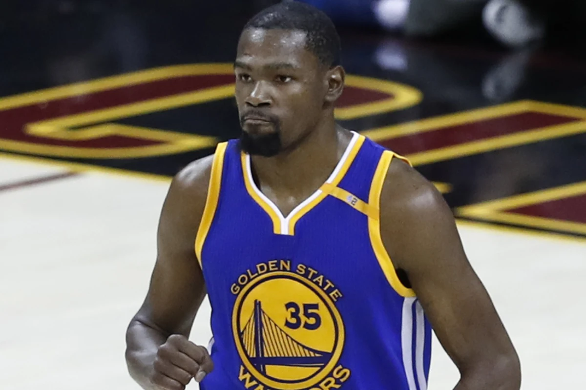 ​Mistrz NBA koszykarz Golden State Warriors Kevin Durant nie zamierza odwiedzić Białego Domu i uczestniczyć w spotkaniu z prezydentem Donaldem Trumpem, jeśli głowa państwa wyśle tradycyjne zaproszenie do najlepszej ekipy ligi - poinformował portal espn.com.