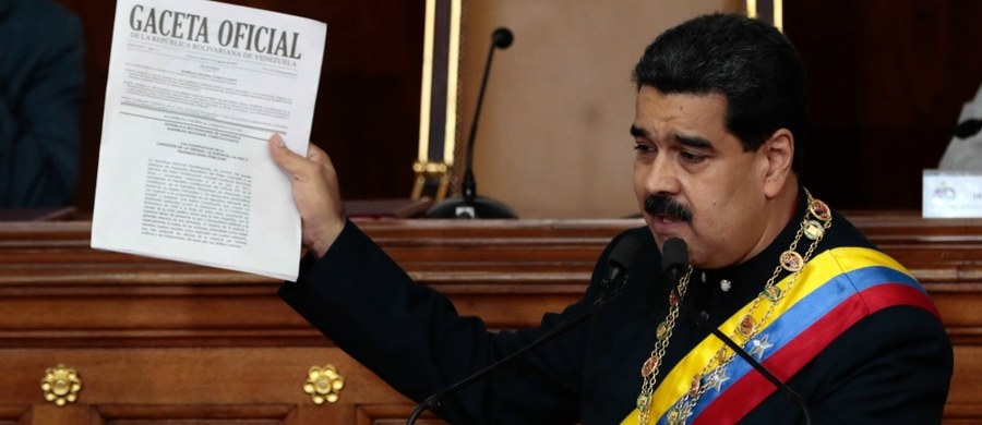 Wybrane w glosowaniu zbojkotowanym przez opozycję Narodowe Zgromadzenie Konstytucyjne Wenezueli, w którego skład weszli jedynie zwolennicy partii rządzącej, podjęło w piątek jednomyślną decyzję o przejęciu prerogatyw parlamentu kontrolowanego przez opozycję.
