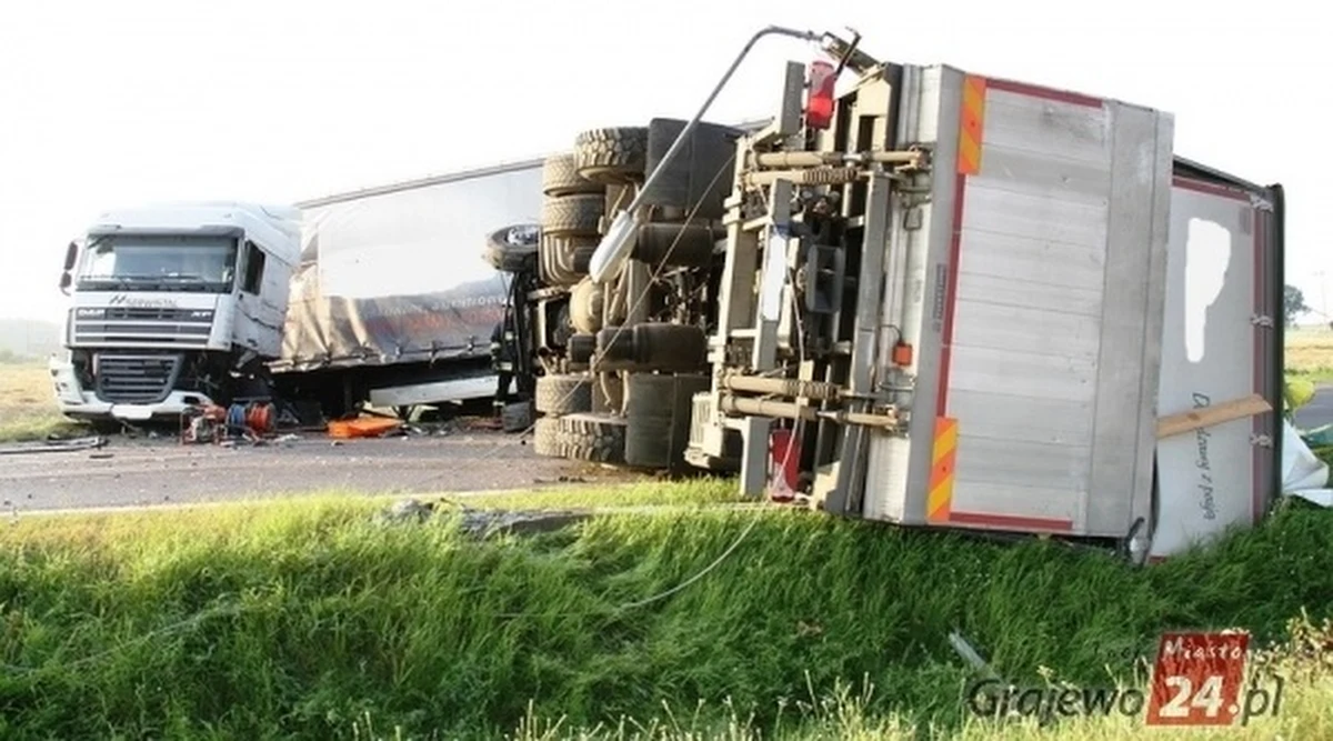 Wypadek na drodze krajowej 61 Szczuczyn - Grajewo na Podlasiu. W Popowie zderzyły się 2 ciężarówki i bus.