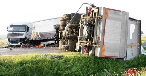 Wypadek na drodze krajowej 61 Szczuczyn - Grajewo na Podlasiu. W Popowie zderzyły się 2 ciężarówki i bus.