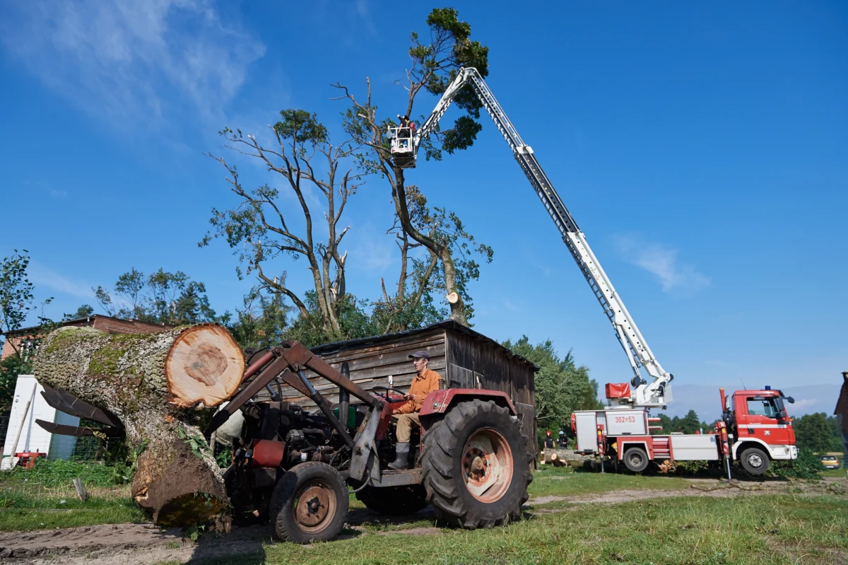 Do 751 interwencji związanych z usuwaniem skutków burz i nawałnic wyjeżdżali strażacy w ciągu ostatniej doby - poinformował rzecznik Państwowej Straży Pożarnej st. bryg. Paweł Frątczak. Najwięcej pracy mieli w czterech województwach: kujawsko-pomorskim (250 interwencji), pomorskim (177), wielkopolskim (101) oraz zachodniopomorskim (81).