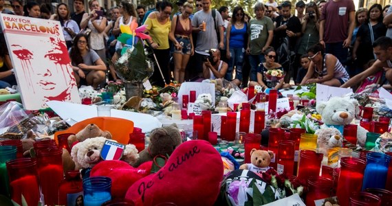 Kierowca furgonetki, który w czwartek wjechał w tłum na promenadzie Las Ramblas w centrum Barcelony, może nadal żyć i ukrywać się. Hiszpańska policja w sobotę szuka 22-letniego Marokańczyka Junesa Abujakuba, który według mediów mógł być sprawcą masakry. Patryk Michalski, specjalny wysłannik RMF FM do Barcelony rozmawiał z kelnerem z jednej z restauracji przy promenadzie, który pomagał świadkom ataku i poszkodowanym. 