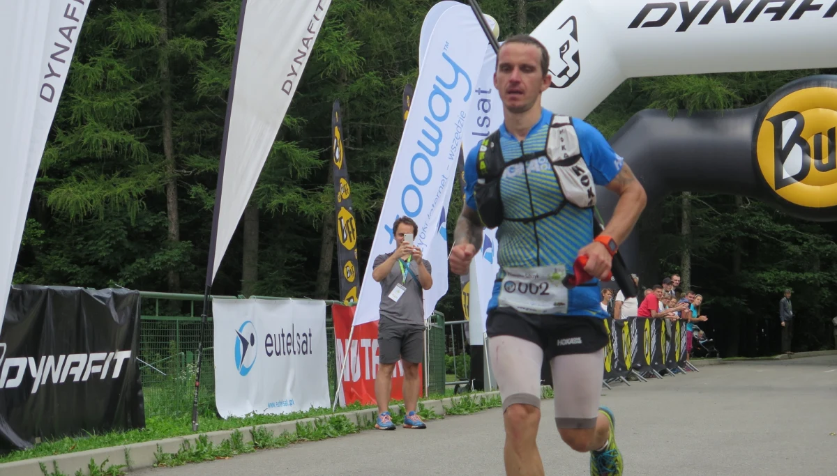 ​Robert Faron, Marcin Rzeszótko i Przemysław Sobczyk - w takiej kolejności wbiegli na metę jednego z najtrudniejszych biegów w Polsce, czyli Biegu Granią Tatr. Jest on rozgrywany co dwa lata, a jego trasa wynosi aż 71 km. Po drodze zawodnicy musza pokonać aż ponad pięć tysięcy metrów podbiegów, a to więcej niż na najwyższy szczyt Alp - Mount Blanc.