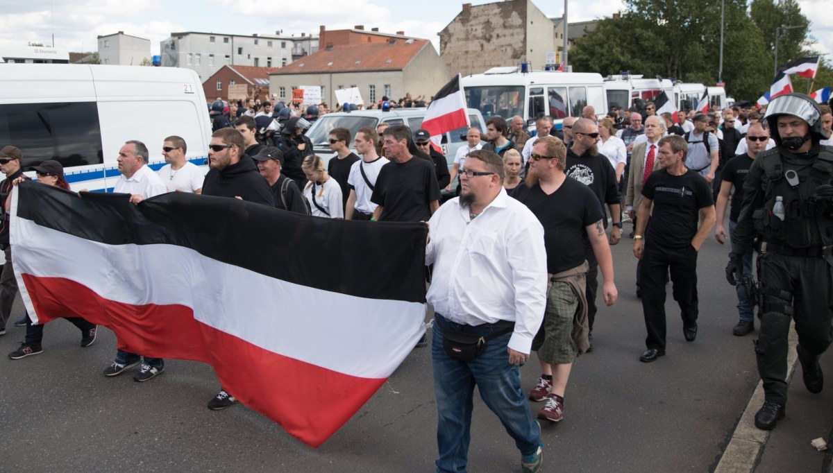 Niemcy: Marsz neonazistów w 30. rocznicę śmierci Rudolfa Hessa - RMF 24