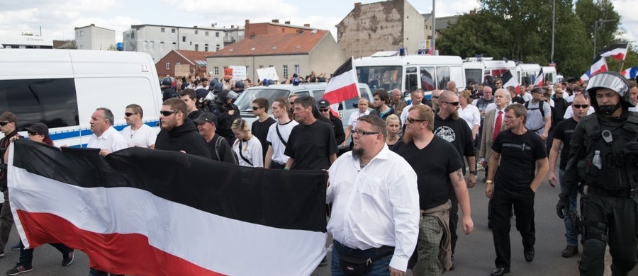 Ulicami berlińskiej dzielnicy Spandau przeszło w sobotę kilkuset neonazistów, którzy w ten sposób uczcili 30. rocznicę samobójczej śmierci w tamtejszym więzieniu Rudolfa Hessa, jednego z przywódców Trzeciej Rzeszy. Przeciwko marszowi demonstrowali antyfaszyści.