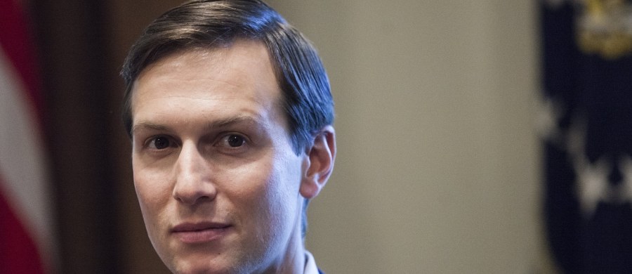 Jared Kushner, zięć prezydenta USA Donalda Trumpa, utrzymywał kontakty z jednym z najbardziej wpływowych rosyjskich oligarchów Romanem Abramowiczem, który jest zaprzyjaźniony z prezydentem Władimirem Putinem - podaje w sobotę Bloomberg.