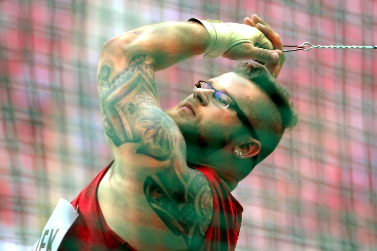 Joanna Fiodorow i mistrz świata Paweł Fajdek wygrali pokazowe konkursy rzutu młotem w mityngu Diamentowej Ligi w Birmingham. Świetnie spisali się 800-metrowcy. Wicemistrz globu Adam Kszczot był drugi, a trzeci na mecie zameldował się Marcin Lewandowski. Kszczot (RKS Łódź) miał wynik 1.45,28, a Lewandowski (CWZS Zawisza Bydgoszcz SL) - 1.45,33. Wygrał Botswańczyk Nijel Amos - 1.44,50.
