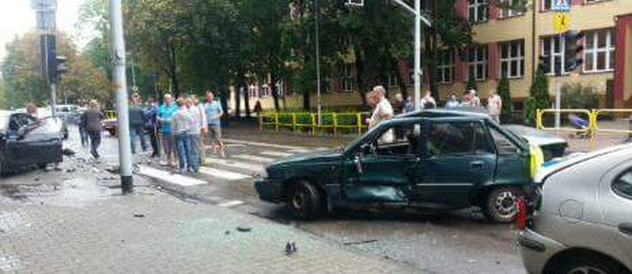 Cztery rozbite samochody i uszkodzona ściana budynku - to skutki wypadku spowodowanego przez pijanego kierowcę w Bytomiu. Wstępne badanie wykazało, że mężczyzna miał w organizmie 2,5 promila alkoholu. 
