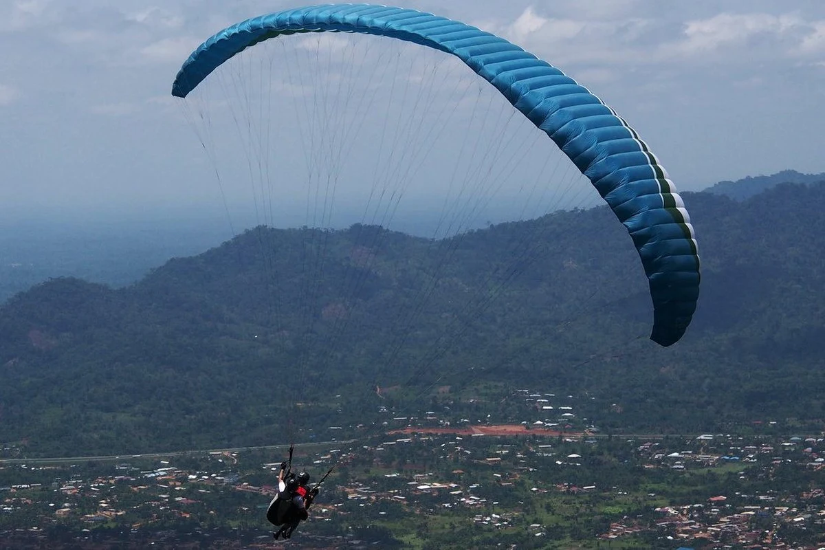 Błąd popełniony przez skoczka spadochronowego był prawdopodobnie przyczyną jego wypadku, do którego doszło w niedzielę po południu w Pile (Wielkopolskie). Podczas skoku mężczyzna uderzył o ziemię i w ciężkim stanie trafił do szpitala.
