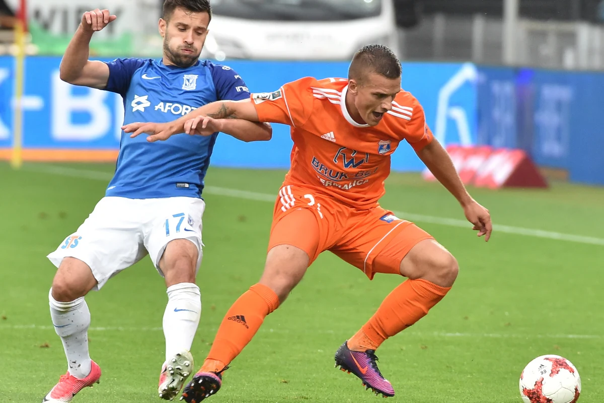 W drugim niedzielnym meczu ekstraklasy Bruk-Bet Termalica przegrała w Niecieczy 1:3 z Lechem Poznań. Dzięki tej wygranej "Kolejorz" awansował na trzecie miejsce w tabeli.