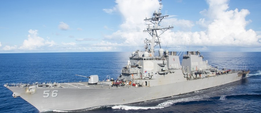 10 amerykańskich marynarzy zaginęło, 5 jest rannych po tym, jak nad ranem amerykański niszczyciel rakietowy USS John S. McCain zderzył się z liberyjskim tankowcem Alnic MC. Jak poinformował rzecznik 7 Floty USA, do kolizji doszło na wodach na wschód od Singapuru, w pobliżu cieśniny Malakka.