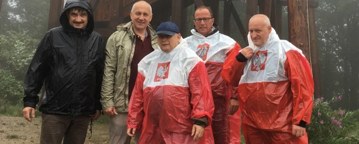 Prezes PiS Jarosław Kaczyński podbił serca internautów swoją nietypową wakacyjną stylizacją. Wszystko za sprawą zdjęcia opublikowanego w sieci przez posła Joachima Brudzińskiego. 