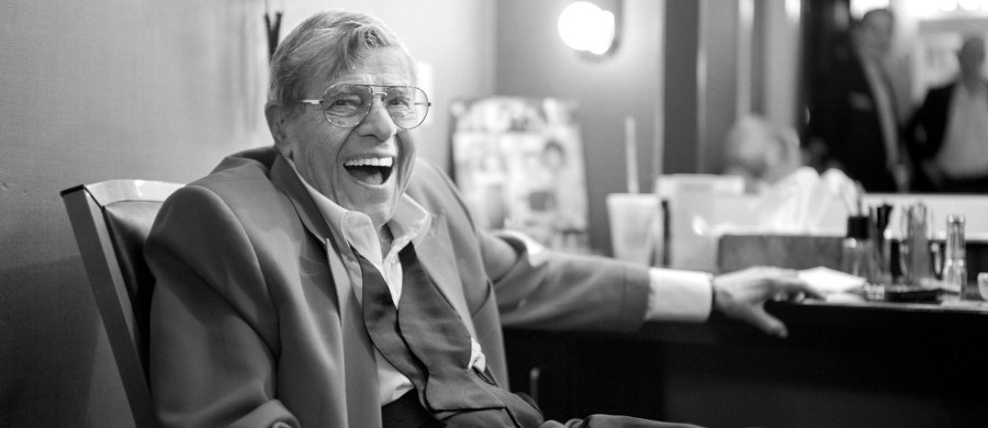 W wieku 91 lat zmarł w niedzielę w swoim domu Las Vegas aktor filmowy, piosenkarz, komik i artysta estradowy Jerry Lewis. Status gwiazdy osiągnął występując przez 10 lat na estradzie razem z Deanem Martinem. Przez pewien czas był najlepiej opłacanym aktorem w Hollywood.