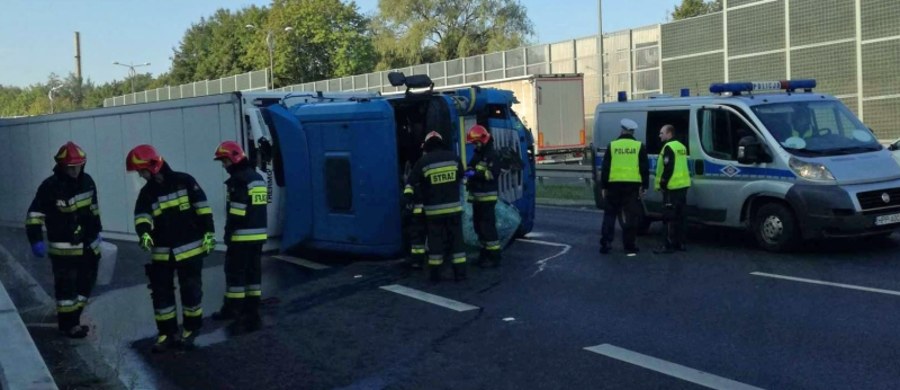 Przewrócona ciężarówka na DK 1 w Tychach (woj. śląskie). Kierowca najprawdopodobniej zasnął za kierownicą.