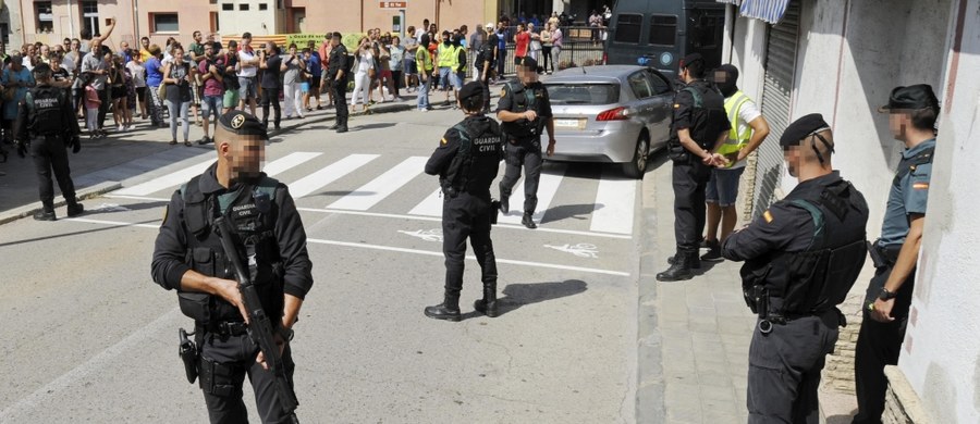 Katalońska policja przeszukała nad ranem mieszkanie w miejscowości Ripoll, z której pochodziła część zamachowców z Barcelony i Cambrils. Zabezpieczono m.in. dwie torby i karton z nieustaloną zawartością - poinformowały hiszpańskie media.