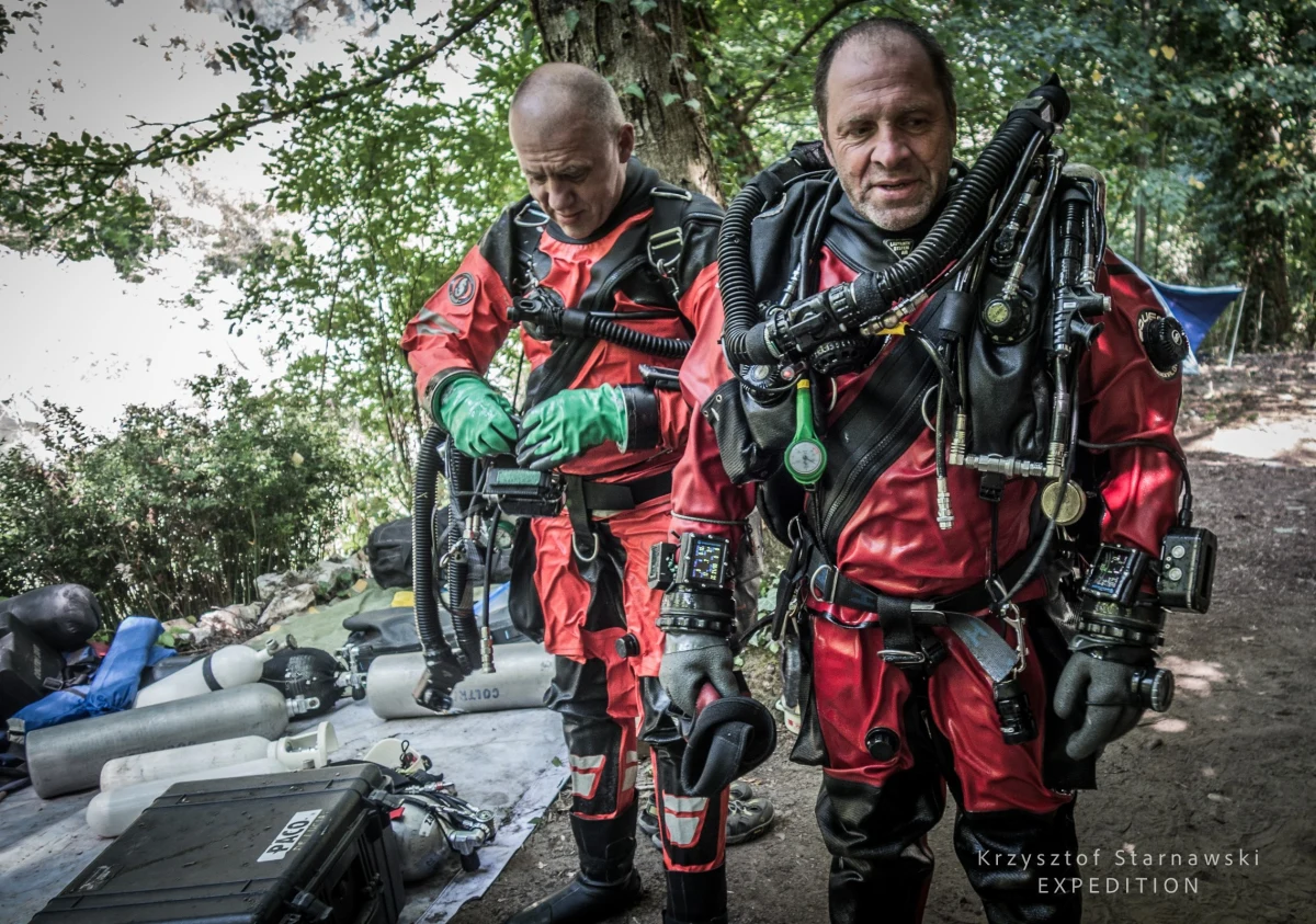 Krzysztof Starnawski - ratownik TOPR i świetny nurek odniósł ogromny sukces w Macedonii. Zaliczył rekordowe nurkowanie w jaskini Vrelo! "Korki od szampana wystrzeliły, świętujemy w całym obozie. Nas tam było w sumie 15 osób i dla wszystkich jest to wspólny sukces, bo udało się kawałek nowej jaskini "wyszarpać" spod tej ziemi, pokazać ją światu, a przede wszystkim jaskinia dała potężną perspektywę przed kolejnymi wyprawami" - mówi Starnawski w rozmowie z dziennikarką RMF FM Agnieszką Friedrich. 

